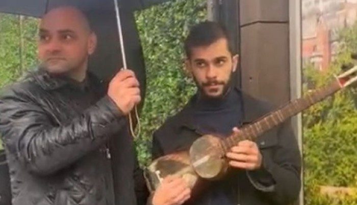 Azərbaycanlıların erməni səfirliyi qarşısında musiqi ifalı dinc aksiyası – VİDEO