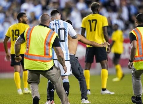 Messidən meydana daxil olan azarkeşinə JEST – FOTO