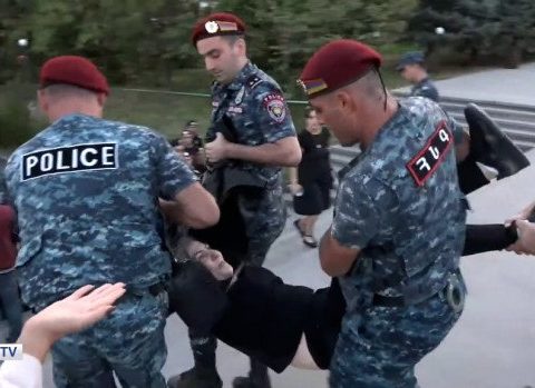 İrəvanda ARA QARIŞDI – Ölən hərbçilərin valideynlərinin 37 nəfəri SAXLANILDI  – FOTO/VİDEO