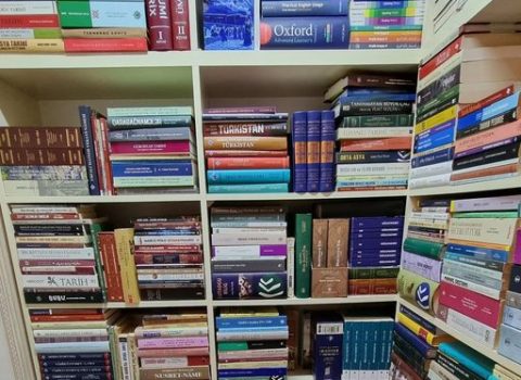 Azərbaycanda alim kitablarını satır – SƏBƏB / FOTO