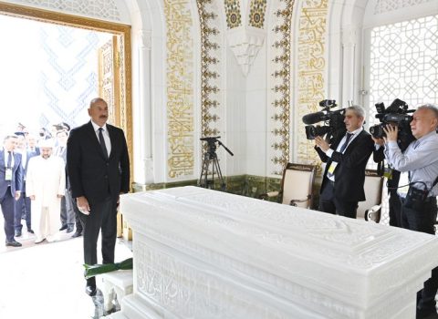 Prezident İslam Kərimovun məqbərəsini ziyarət etdi