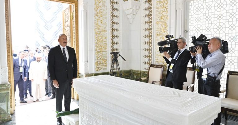 Prezident İslam Kərimovun məqbərəsini ziyarət etdi