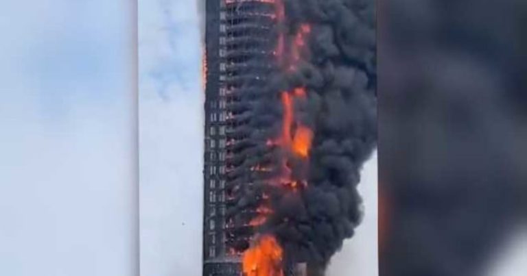 Çində 42 mərtəbəli bina yandı – VİDEO