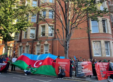 Londonda azərbaycanlılar Ermənistan səfirliyinin qarşısında dinc etiraz aksiyası keçirdi