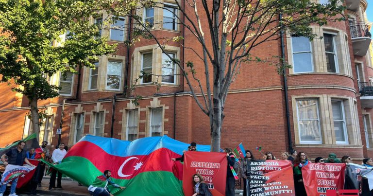 Londonda azərbaycanlılar Ermənistan səfirliyinin qarşısında dinc etiraz aksiyası keçirdi