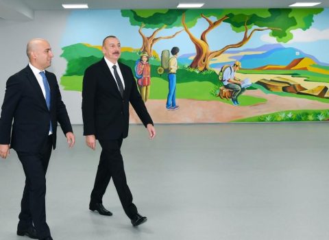İlham Əliyev Sarayda yeni inşa edilən məktəbdə yaradılan şəraitlə tanış oldu – FOTOLAR