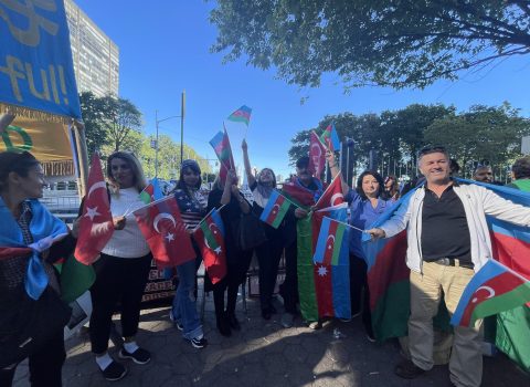 Azərbaycanlılar BMT-nin qarşısında aksiya keçirdi