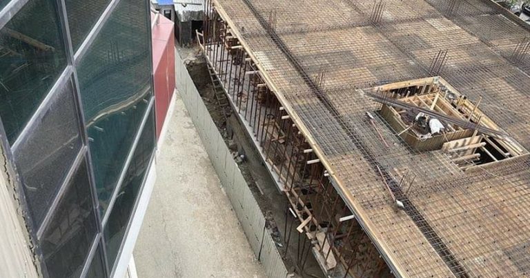 Bakıda qanunsuz tikilməkdə olan yaşayış binası sökülür Bakıda qanunsuz tikilməkdə olan yaşayış binası sökülür
