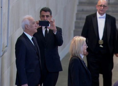 Erməni nəşri: “Ermənistan Prezidenti “selfi” biabırçılığından sonra istefa verəcəkmi?”