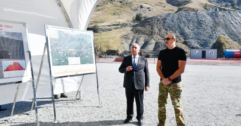 Prezident Kəlbəcər-Laçın avtomobil yolunda yeni inşa edilən tunellə tanış oldu – FOTO