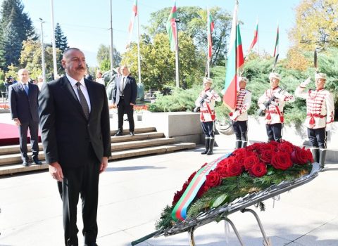 Prezident Sofiyada naməlum əsgərin məzarını ziyarət etdi
