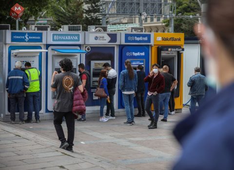 Türkiyənin üç dövlət bankı “Mir” kartlarının qəbulunu DAYANDIRDI