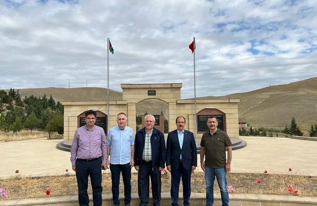 Səfir Qobustan rayonundakı Türk Şəhidliyini ziyarət etdi – FOTO Səfir Qobustan rayonundakı Türk Şəhidliyini ziyarət etdi – FOTO