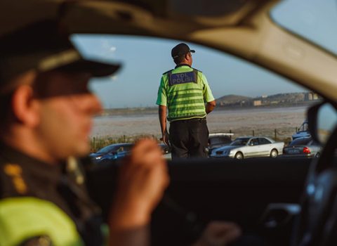 Onu saxlayan polislərin üzərinə bıçaq çıxardı, həbs olundu