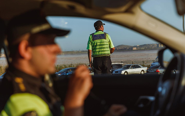 Onu saxlayan polislərin üzərinə bıçaq çıxardı, həbs olundu Onu saxlayan polislərin üzərinə bıçaq çıxardı, həbs olundu
