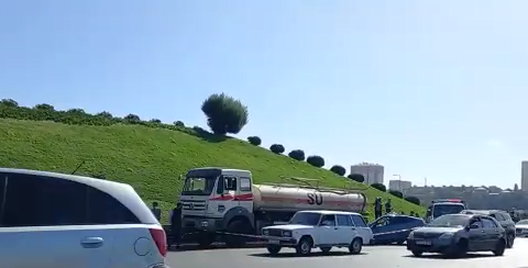 Bakı-Sumqayıt yolunda dəhşətli qəza: “Prius” yük maşınına çırpıldı – VİDEO
