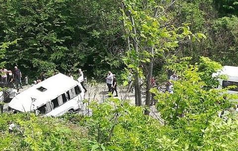 Gürcüstanda avtobus qəzaya uğradı: yaralılar var