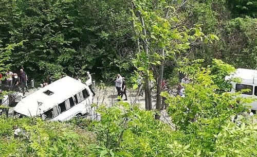 Gürcüstanda avtobus qəzaya uğradı: yaralılar var
