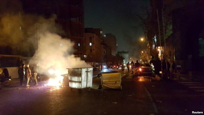 İranda etirazçılar bələdiyyə binasını yandırdı – VİDEO