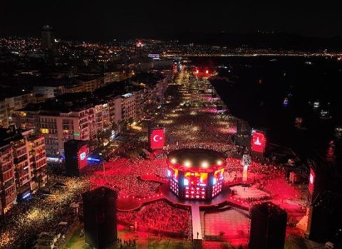 Təxirə salınmış konsertinə 2 milyona yaxın insan qatıldı – VİDEO