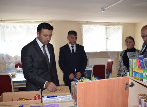 Gədəbəydə şagirdlərin həyatı TƏHLÜKƏDƏ: Mənşəyi bilinməyən qidaları satışa kimlər çıxarır?