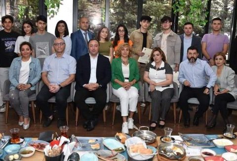 AY Partiya Başqanı tələbə adını almış bir qrup gənclə görüşdü