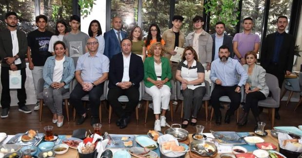 AY Partiya Başqanı tələbə adını almış bir qrup gənclə görüşdü AY Partiya Başqanı tələbə adını almış bir qrup gənclə görüşdü