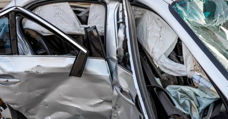 Neftçalada avtomobil ağaca çırpıldı – Ölən və yaralanan var