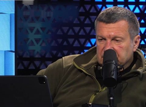 Solovyovu DÖYDÜLƏR – Efirə üzündə qançırlarla ÇIXDI – VİDEO