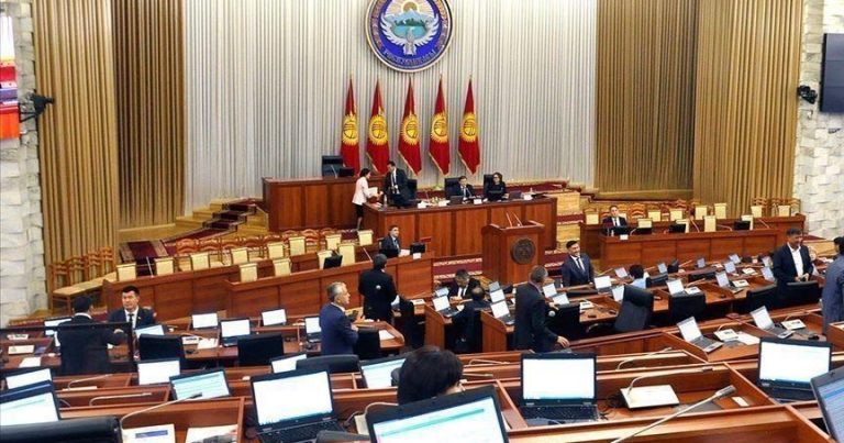 Qırğızıstanda parlamentin növbədənkənar iclası çağırıldı