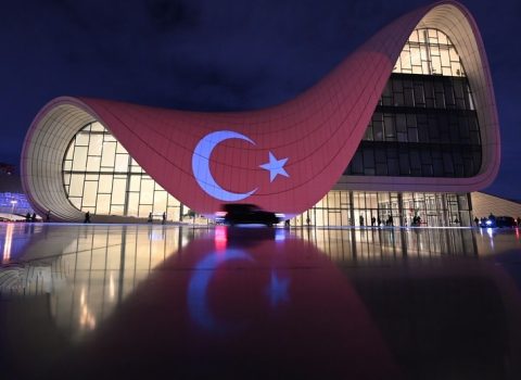 Heydər Əliyev Mərkəzi Türkiyə bayrağı ilə işıqlandırıldı – FOTOLAR