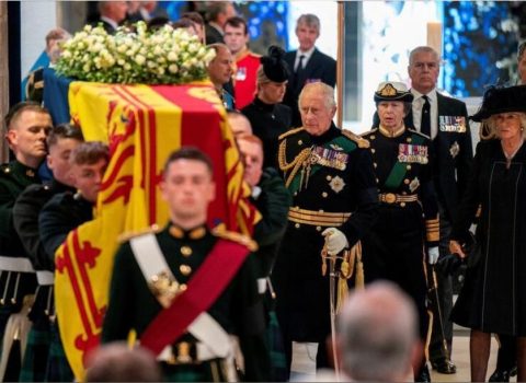 Kraliçanın dəfni zamanı xidmətdə olan əsgərin meyiti TAPILDI – FOTO