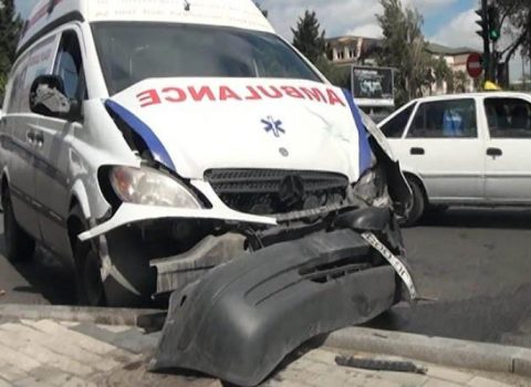 Qazaxda təcili yardım avtomobili qəzaya düşdü