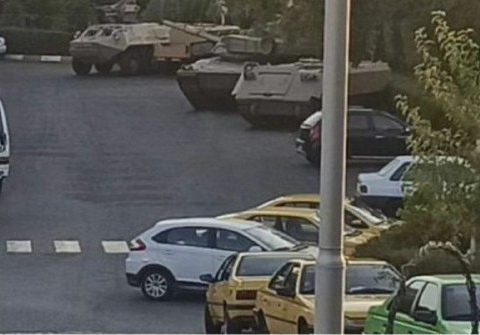 İranda Radio-televiziya binasının girişlərinə tanklar yerləşdirildi