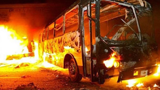 Pakistanda sərnişin avtobusu yandı: 10 ölü, 20 yaralı Pakistanda sərnişin avtobusu yandı: 10 ölü, 20 yaralı