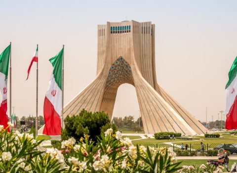 Tehran əhalisi İran bayrağını yandırdı – VİDEO