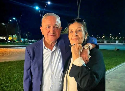Vaqif Mustafayev Şəfiqə Məmmədova ilə bulvarda səmimi FOTOLARINI PAYLAŞDI