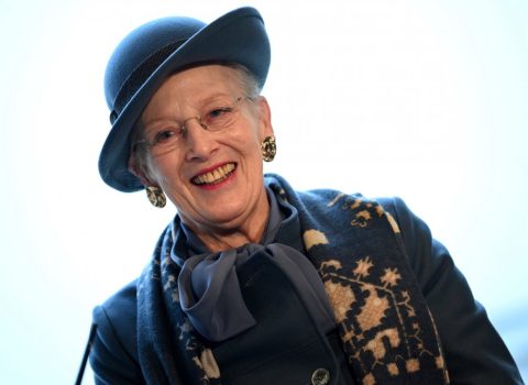 Danimarka kraliçası Marqret nəvələrindən titullarından məhrum etdiyi üçün ÜZR İSTƏYİR