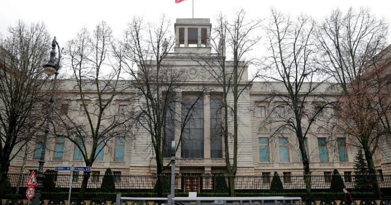 Rusiyanın Almaniyadakı səfirliyinə HÜCUM EDİLDİ Rusiyanın Almaniyadakı səfirliyinə HÜCUM EDİLDİ