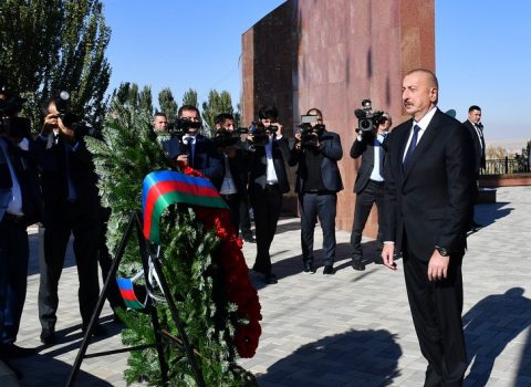 İlham Əliyev Bişkekdə “Ata-Beyit” Milli Tarixi-Memorial Kompleksini ziyarət edib – YENİLƏNİB