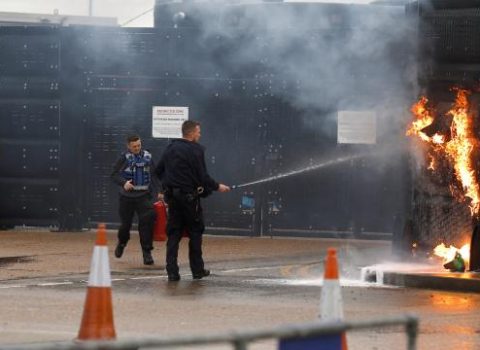 Miqrasiya xidmətinə “Molotov kokteyli” atdılar