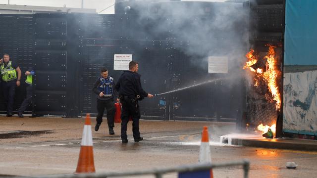 Miqrasiya xidmətinə “Molotov kokteyli” atdılar Miqrasiya xidmətinə “Molotov kokteyli” atdılar