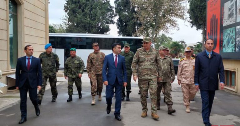 Azərbaycandakı hərbi attaşelər Gəncədə raket düşən ərazidə olublar – FOTO Azərbaycandakı hərbi attaşelər Gəncədə raket düşən ərazidə olublar – FOTO