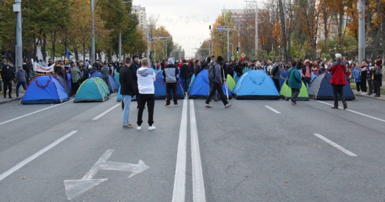 Kişinyovda hakimiyyətin istefası tələbi ilə aksiya keçirildi Kişinyovda hakimiyyətin istefası tələbi ilə aksiya keçirildi