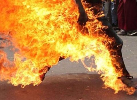 Bakıda həyat yoldaşı ilə barışmaq istəyən şəxs özünü YANDIRDI – Bıçaqlananlar var