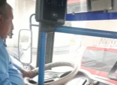 Bakıda avtobusda filmə baxan sürücü və təhlükə ilə üz-üzə qalan sərnişinlər – VİDEO