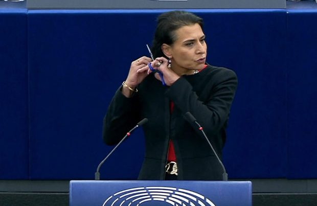 Avropa Parlamentinin deputatı tribunada saçını kəsdi – VİDEO