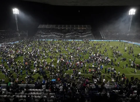 Stadionda baş verən iğtişaşlarda 100-dən çox azarkeş yaralandı