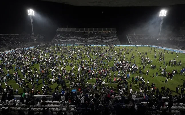 Stadionda baş verən iğtişaşlarda 100-dən çox azarkeş yaralandı Stadionda baş verən iğtişaşlarda 100-dən çox azarkeş yaralandı