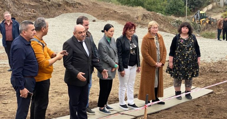 Xarici ekspertlər Edillidəki kütləvi məzarlığa səfər ediblər Xarici ekspertlər Edillidəki kütləvi məzarlığa səfər ediblər